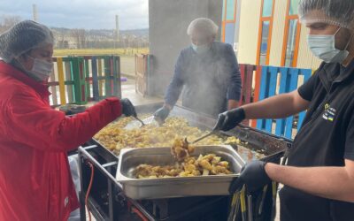 500 de porții de mâncare de Crăciun gătite de refugiații ucraineni pentru oamenii fără adăpost români
